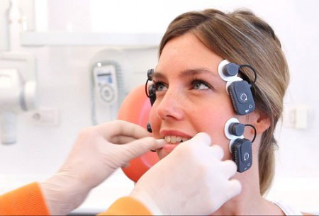 Studio dentistico Polispecialistico Meroni esegue il test per l'analisi digitale dell'occlusione dentale
